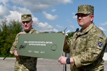 На Алеї Захисників відкрили знак на честь кібервоїнів і зв’язківців ЗС України
