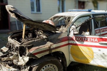 На Сумщині росіяни знищили автомобіль медиків