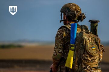 «Це оберіг, символ підтримки» — Міністр оборони відзначив важливість Державного Прапора