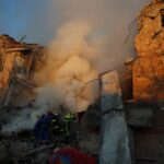 У Києві вже майже півсотні постраждалих: рятувальники показали наслідки удару