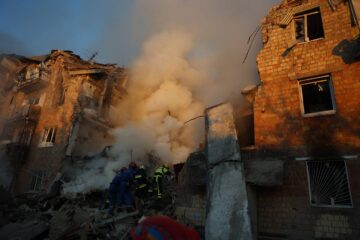 У Києві вже майже півсотні постраждалих: рятувальники показали наслідки удару