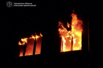 Комбінований удар по Запоріжжю: місто у вогні після російської атаки, є жертви
