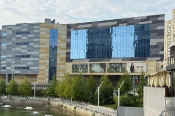 Паркани на набережній Дніпра біля River Mall не демонтували, попри рішення суду – прокуратура