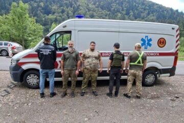 «Медична евакуація» ухилянта до Румунії: прикордонники зупинили мікроавтобус із липовим медперсоналом