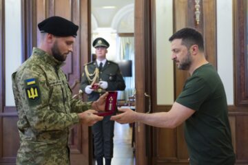 Хоробрість, влучність, маневреність: Президент привітав та нагородив воїнів-танкістів