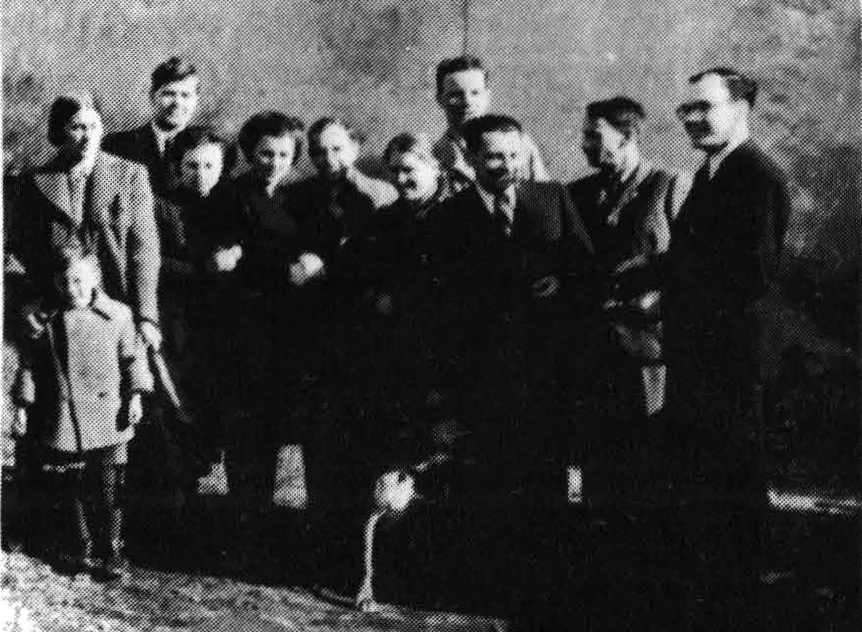 Провідний актив ОУН на Різдво 1939 року в Завберсдорфі, Австрія. Марія Химинець третя зліва, поруч Степан Бандера
