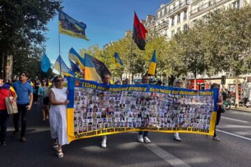 На мирній ході у Парижі родини полонених нагадали про катування в російській неволі