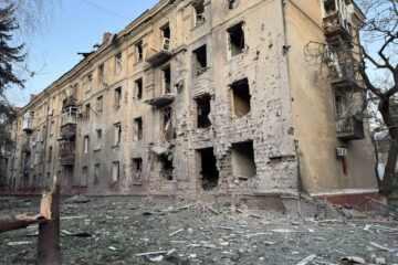 Росіяни вдарили трьома авіабомбами по центру Краматорська, є поранені