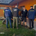 Знав усі «схеми»: на Буковині затримали експрикордонника, який за €6500 переправляв ухилянтів