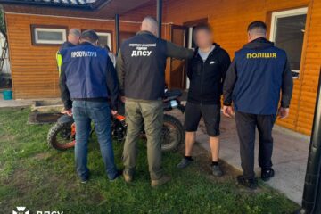 Знав усі «схеми»: на Буковині затримали експрикордонника, який за €6500 переправляв ухилянтів