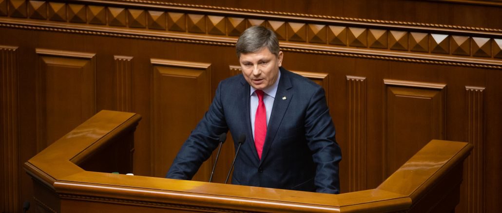 Артур Герасимов виступає з трибуни ВР