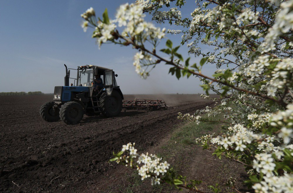 Трактор з культиватором обробляє поле до посівної біля села Новояковлівка, Запорізька область, 12 квітня 2024 року 