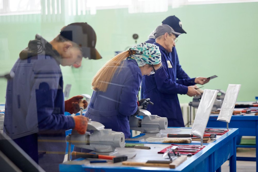 Студенти Запорізького вищого професійного училища «Моторобудівник» працюють на верстатах із ЧПК.