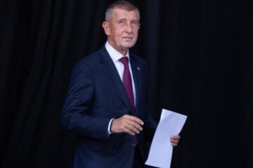 Експрем’єра Чехії Бабіша госпіталізували після побиття милицею на передвиборчому мітингу