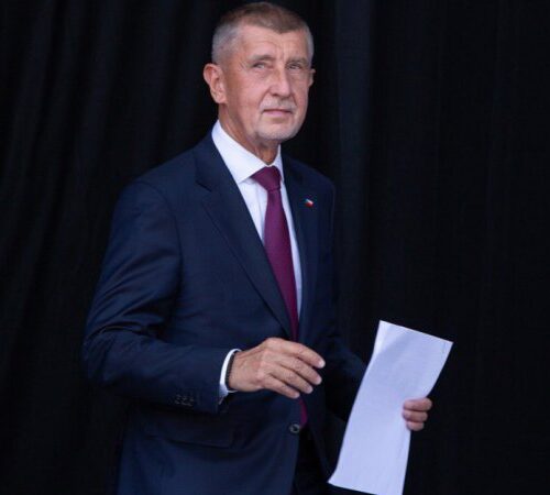Експрем’єра Чехії Бабіша госпіталізували після побиття милицею на передвиборчому мітингу