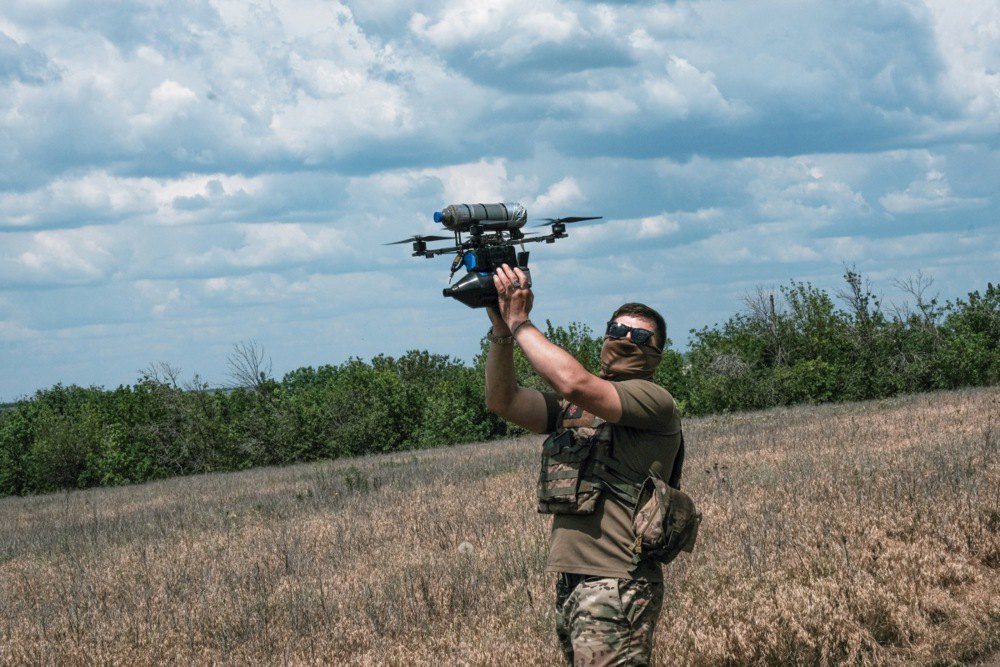 Оператор дронів 93-ї бригади ЗСУ здійснює запуск FPV на оптоволокні поблизу лінії фронту в Костянтинівці, 17 червня 2025 року.
