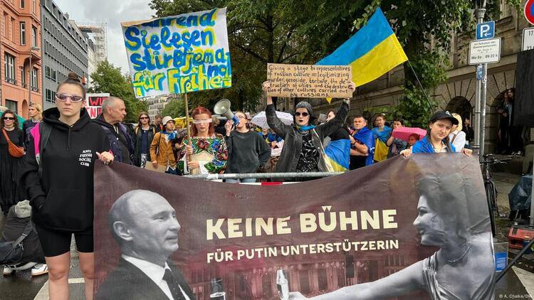протести проти виступів Нетребко в Берліні, напис на плакаті "Жодної сцени прихильниці Путіна"