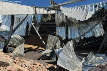 Росіяни завдали ракетного удару по Одещині: пошкоджені склади із зерном, є поранений