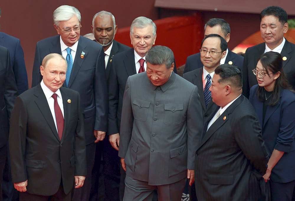 Президент Китаю Сі Цзіньпін ( у центрі), президент РФ Володимир Путін, лідер Північної Кореї Кім Чен Ин та глави іноземних делегацій під час військового параду на площі Тяньаньмень у Пекіні, Китай, 3 вересня 2025 року