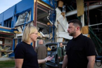 Зеленський відвідав зруйнований російськими ракетами американський завод у Мукачеві