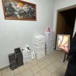 На Львівщині митники зупинили «порожній» бус із сотнями прихованих смартфонів і планшетів