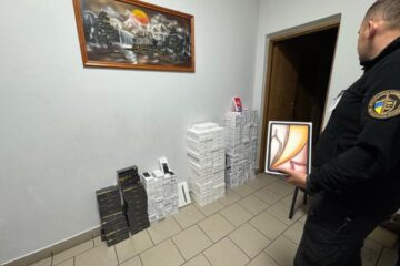 На Львівщині митники зупинили «порожній» бус із сотнями прихованих смартфонів і планшетів