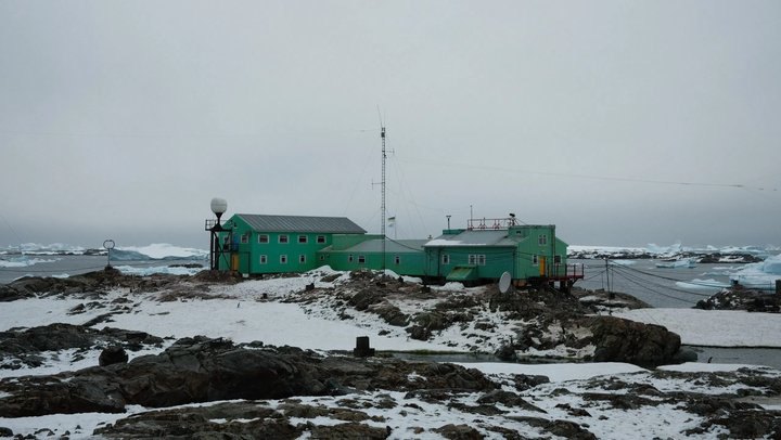Кадр з фільму 'Антарктида'.