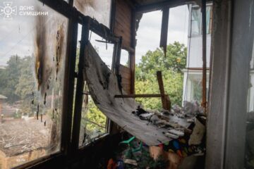 У Сумах РФ влучила в багатоквартирний будинок