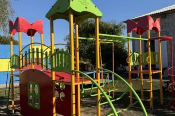 Благодійники спільно з ГУР встановили ігровий майданчик у садочку “Сонечко”, який зазнав руйнувань після удару РФ
