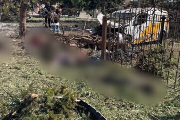 Росіяни вдарили авіабомбою по селищу Ярова на Донеччині під час видачі пенсій, понад 20 людей загинули