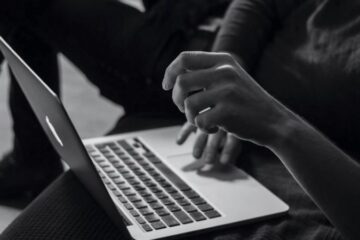 Суд у Британії визнав незаконним звільнення бухгалтери, яка займалась шопінгом з робочого комп’ютера