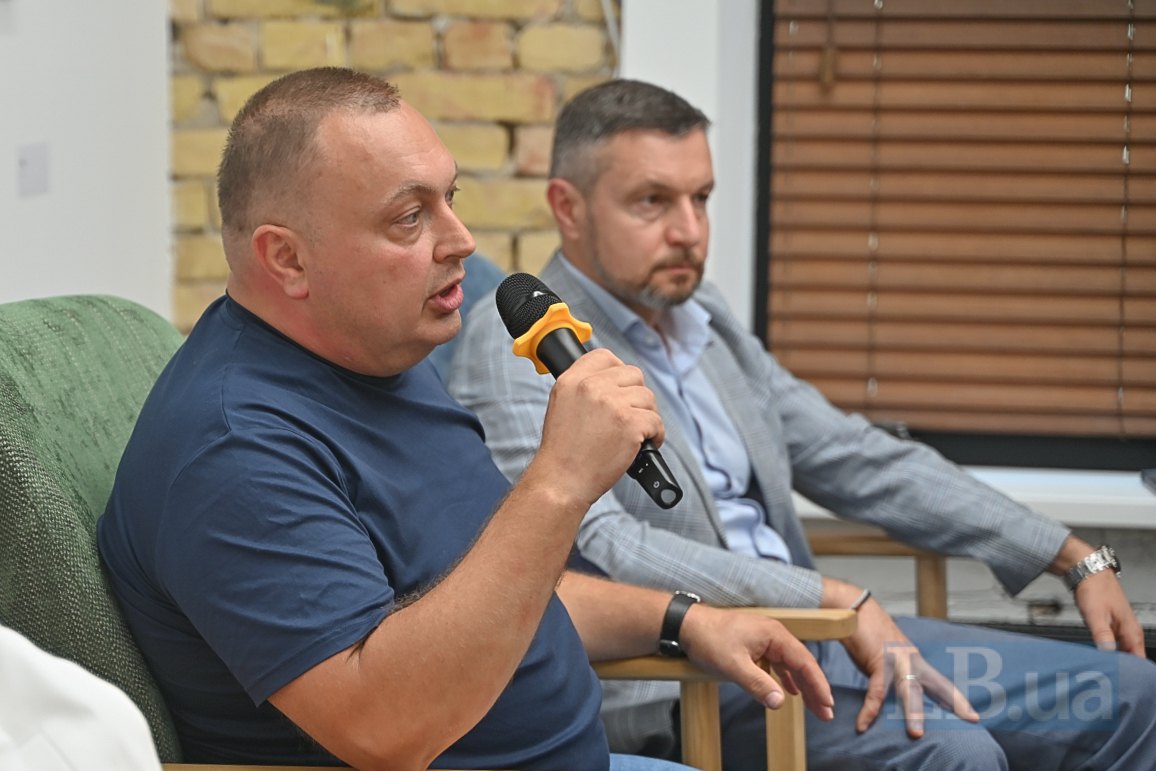 Олексій Антипович, очільник соціологічної групи «Рейтинг», ліворуч