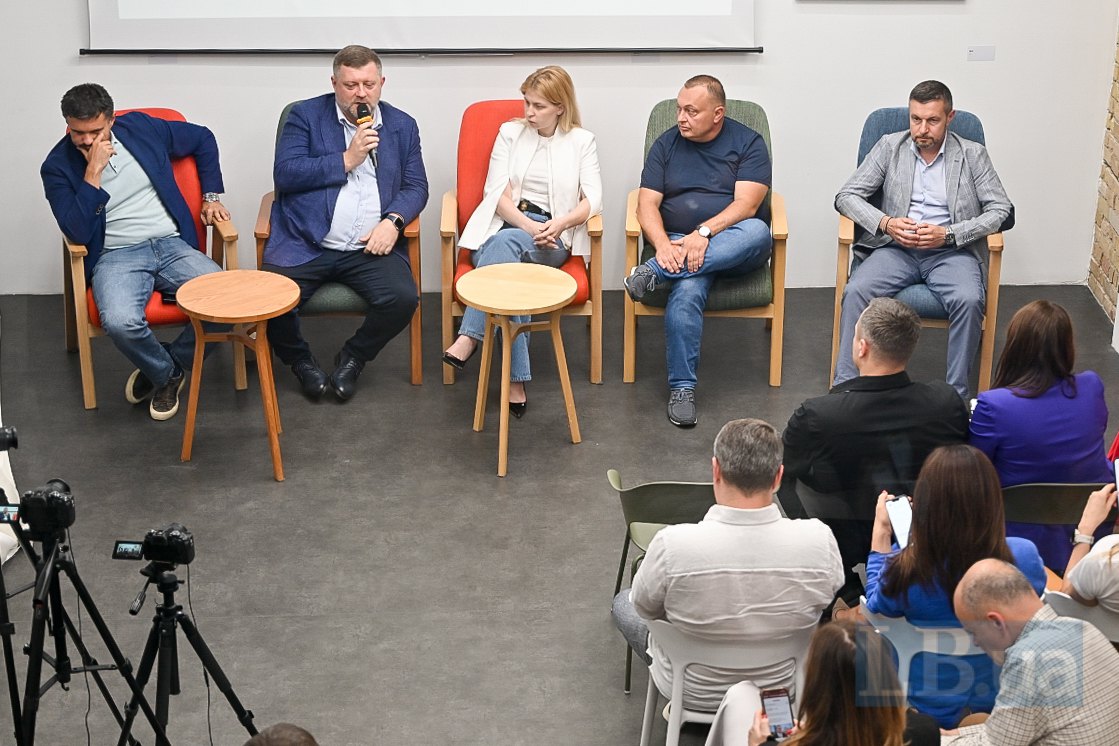 Зліва направо: Ігор Ліскі, Олександр Корнієнко, Ольга Стефанішина, Олексій Антипович та Ілля Павленко під час дискусії