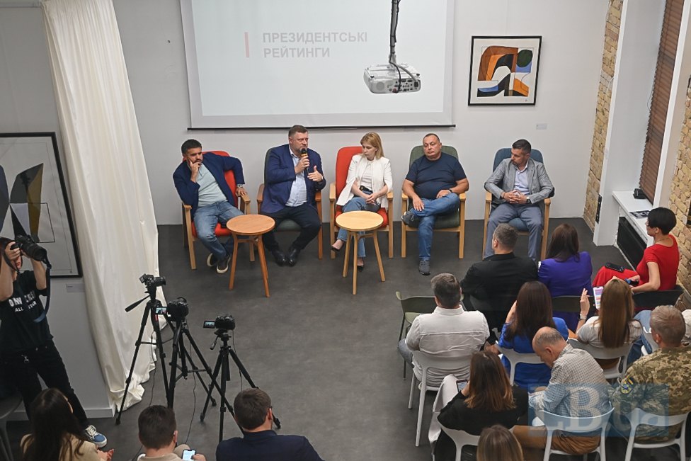 Зліва направо: Ігор Ліскі,Олександр Корнієнко, Ольга Стефанишина, Олексій Антипович та Ілля Павленко під час дискусії