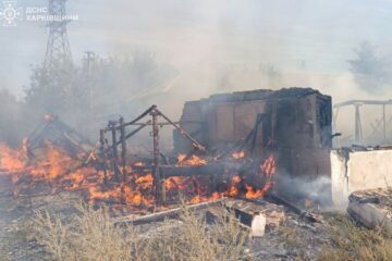 Унаслідок російського обстрілу на Харківщині виникли масштабні пожежі