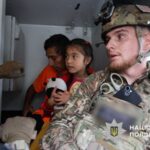 “Білі янголи” евакуювали із селища Ярова на Донеччині 8 цивільних