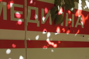 На Харківщині росіяни обстріляли автомобіль швидкої допомоги