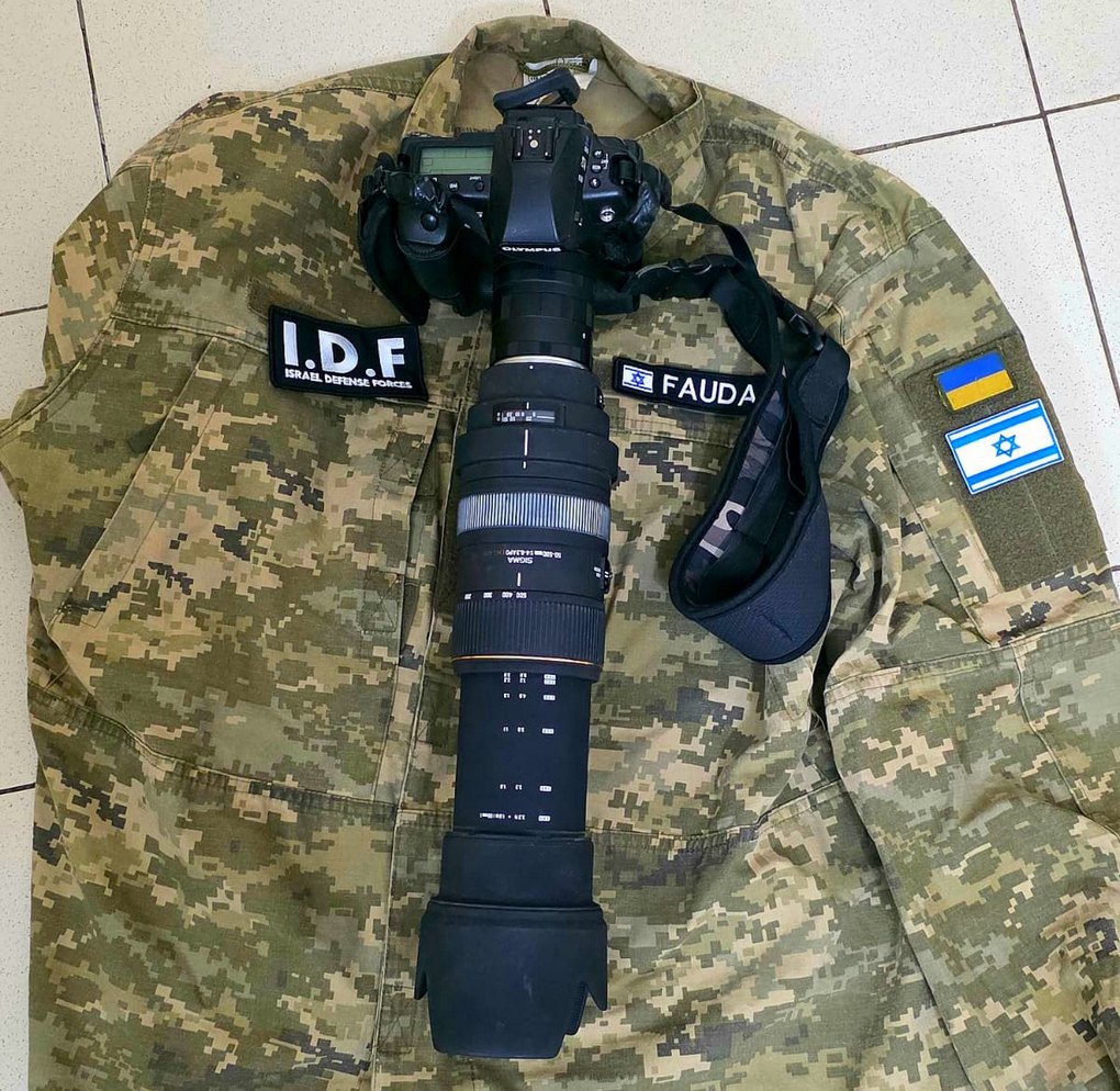 Професійна телеоптика Еяля Ісраелі, яка допомогла знайти та знищити 49 бойових гелікоптерів РФ у Чорнобаївці — на його військовій формі