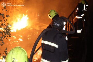Російський дрон атакував рятувальників під час гасіння пожежі на Дніпропетровщині