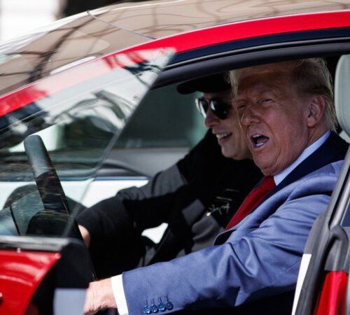 Регулятор автобезпеки США відкрило розслідування щодо Tesla через дверні ручки