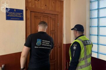 На Прикарпатті дев’ятьом посадовцям повідомлено про підозру у незаконній порубці дерев зі збитками на 721 млн грн