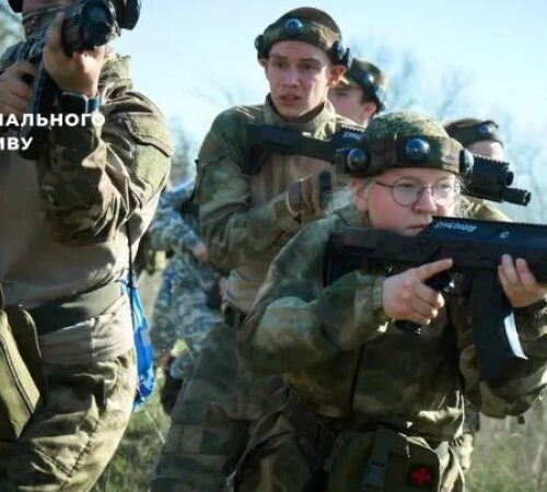 Від Криму до Сибіру: Росія “перевиховує” близько 35 тисяч викрадених українських дітей у таборах та інтернатах
