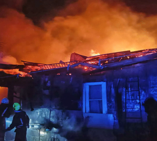 На Київщині через російську атаку палають склади і приватний будинок