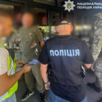 $82 000 готівкою та «чорнові записи»: у Києві затримали організатора схеми для ухилянтів