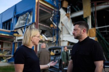 Президент відвідав завод у Мукачеві, який було уражено російським ракетним ударом