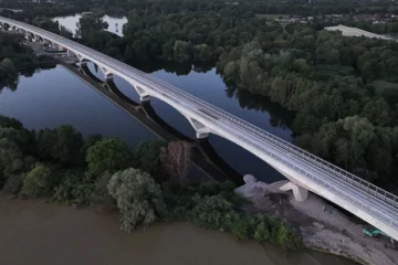 Це найдовший залізничний міст у Великій Британії довжиною 3,4 кілометра