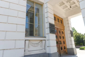 Будинок вчителя почали реставрувати. Під шаром фарби знайшли автентичні елементи