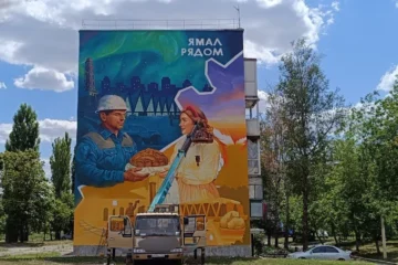 У Маріуполі окупанти знищили всі українські мурали та встановили пам’ятник прянику та самовару