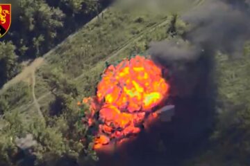 Видовищна детонація — артилеристи ЗСУ нищать ворожу логістику, позбавляючи окупантів БК