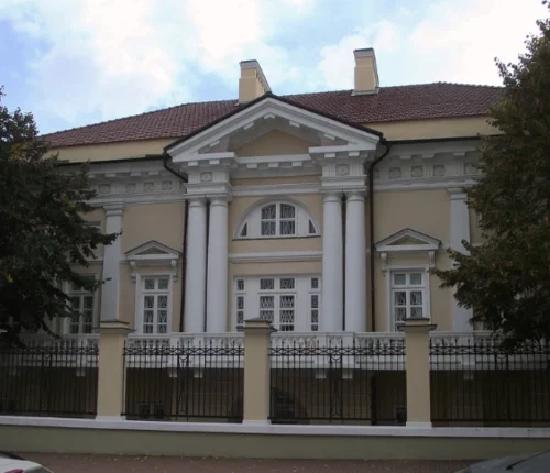 Садибу Стрельбицького досі не внесли до реєстру пам’яток. Вона руйнується – активісти